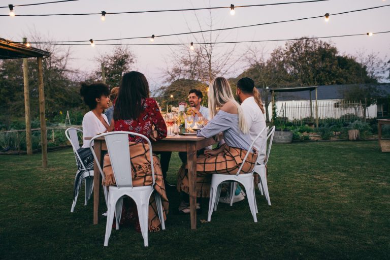 5 TIPS FOR HOSTING THE PERFECT DINNER PARTY IN JUNE