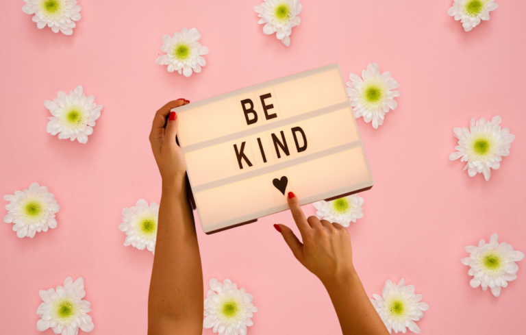 7 RANDOM ACTS OF KINDNESS TO BRIGHTEN UP SOMEONE’S DAY