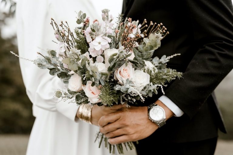 6 IDEAL WAYS TO SAVE MONEY ON YOUR WEDDING DAY (AND GET MARRIED EARLIER)