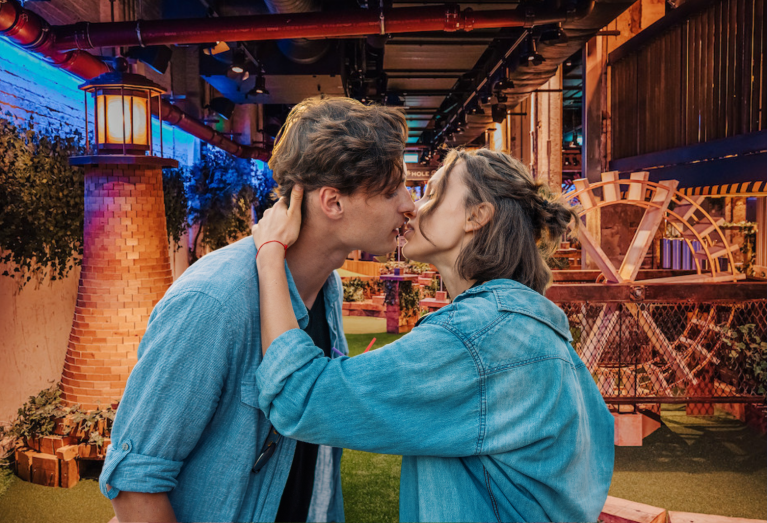 WHY SWINGERS CRAZY GOLF EXPERIENCE IS IDEAL FOR A FIRST DATE IN LONDON