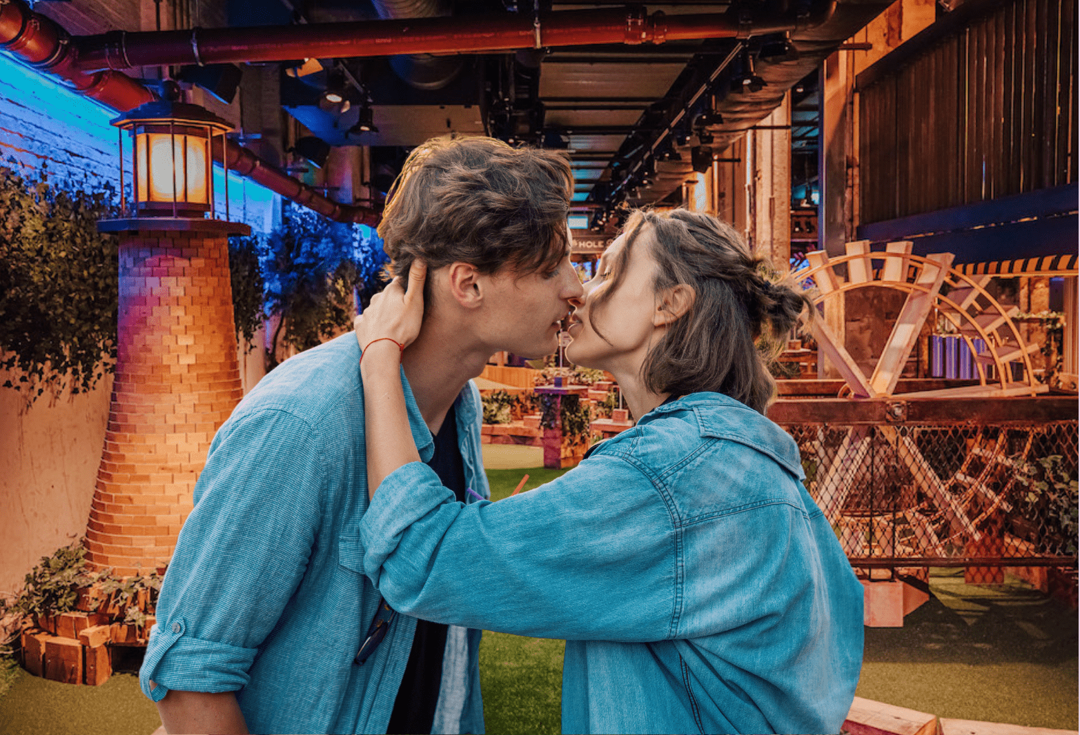 WHY SWINGERS CRAZY GOLF EXPERIENCE IS IDEAL FOR A FIRST DATE IN LONDON photo