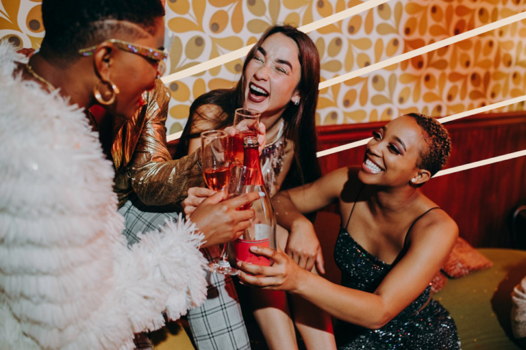 THE IDEAL GUIDE TO THROWING A GREAT HOUSE PARTY