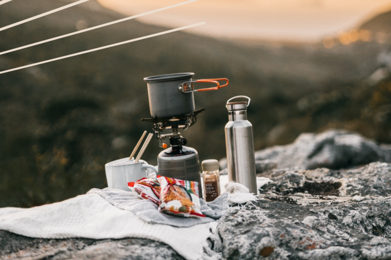 6 GIFTS TO GIVE SOMEONE WHO LOVES EATING OUTDOORS