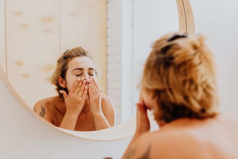 10 Signs You Should See A Dermatologist
